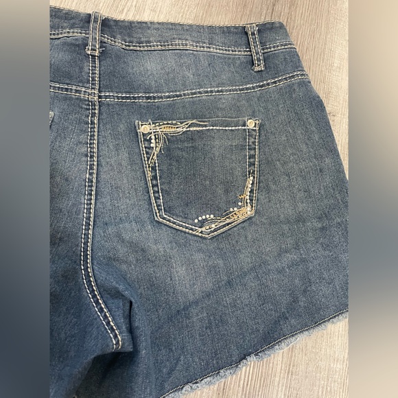 Venezia women ๐๐ Blue Jean Distressed Shorts Rolled Hems Casual, size 14, GUC - Picture 4 of 9